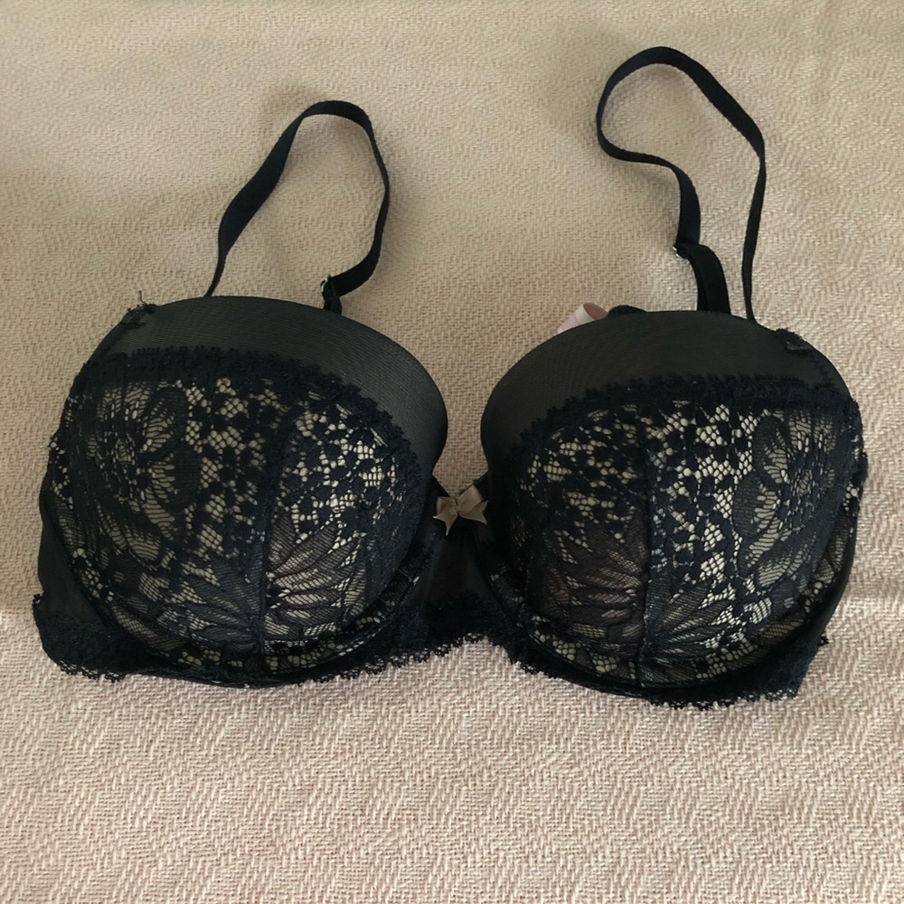 MOVING CLOSET CLEAR OUT!! EUC VS balconette bra